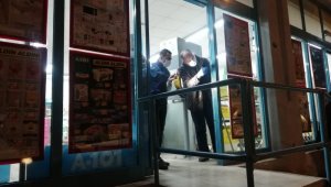 İzmir'de silahlı soygun girişiminde bulunanlar kameralara yakalandı!