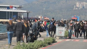 İzmir'de vatandaşlar Kordon'a akın etti, yoğunluk göze çarptı