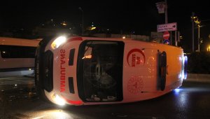 Kavşakta meydana gelen kazada ambulans yan yattı: 1 yaralı!