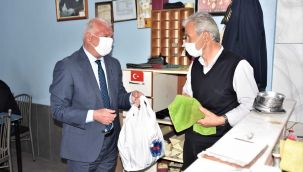 Kemalpaşa'da çay ve şeker başkandan