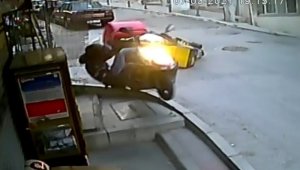 Kuryelerin feci kazası kamerada: Kaskla hayatta kaldılar