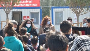 Üniversite öğrencilerinden depremzede çocuklara oyuncak