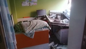 Yıkım esnasında çöken ağır hasarlı bina, başka binaya hasar verdi