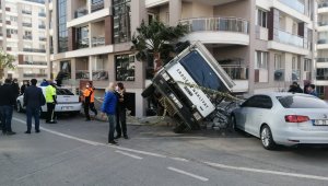 Aliağa'da freni patlayan kamyon iki aracı biçti, istinat duvarını yıktı