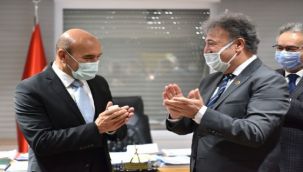 Bornova’da sürpriz ikinci yıl kutlaması: Soyer ve İduğ’dan birlik mesajları