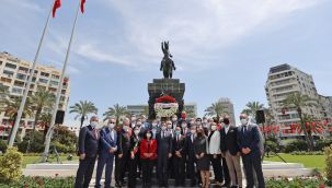 CHP İzmir Atasının huzurunda 23 Nisan'ı kutladı