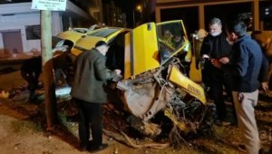 Elektrik direğine çarpan sürücü hayatını kaybetti