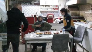 Eski eşi iftar yemeği sırasında bıçakladı