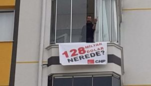Evinin balkonuna astığı ‘128 milyar dolar’ afişini itfaiyeyle indirdiler