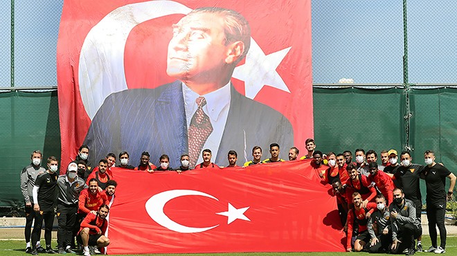 Göz-Göz antrenmanında 23 Nisan kutlaması