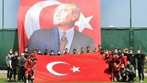 Göz-Göz antrenmanında 23 Nisan kutlaması