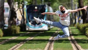 İzmir'de dansçılar meydanları sahneye dönüştürdü