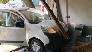 İzmir'de araç berber dükkanına daldı, faciadan dönüldü: 2 yaralı