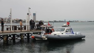 İzmir'de balıkçı oltasına 'ceset' takıldı