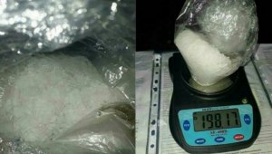 İzmir'de bir kadının saç boyası kutusundan uyuşturucu çıktı