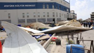 İzmir'de faciadan dönüş! AKM'nin çatısı pazaryerine düştü