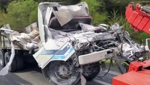 İzmir'de freni patlayan kamyon devrildi: 1 ölü