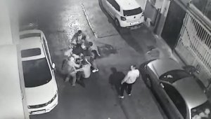 İzmir'de gürültü kavgası: Tekme tokat darp edildiler!