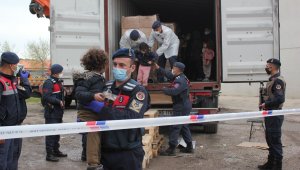 İzmir'de konteyner içinde yakalanan 91 düzensiz göçmen karakola götürüldü