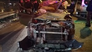 İzmir'de otomobil tıra arkadan çarptı: 1 ölü, 1 yaralı
