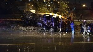 İzmir'de sürücüsünün kontrolünden çıkan beton mikseri devrildi
