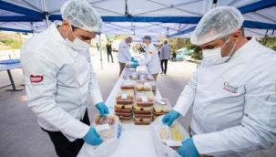İzmirliler bir haftada 10 bin iftar yemeğini ihtiyaç sahiplerine bağışladı