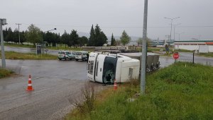 Kaygan zemin kaza getirdi, tanker devrildi