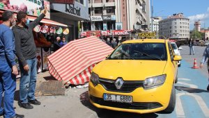 Kazaya karışan taksi simitçi tezgahına daldı