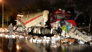 Kontrolden çıkan tır, beton mikserine çarptı