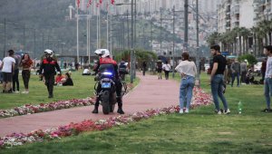 Sokakları terk etmek için polis uyarısını beklediler