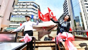 Soyer'den İzmir sokaklarında bayram turu