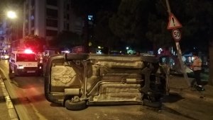 Aydınlatma direğine çarpan otomobil takla attı: 1 yaralı