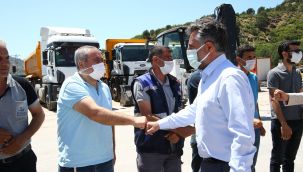 Başkan Sandal tüm personeliyle tek tek bayramlaştı