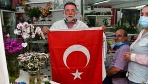 Çiğli'de 19 Mayıs coşkusu: Esnafın bayrakları belediyeden!