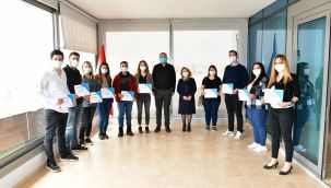 Çiğli'de eczacılık eğitimini tamamlayan 75 kursiyere sertifika