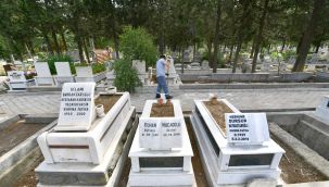 İzmir’de mezarlıklar bayram sonrasına hazırlanıyor