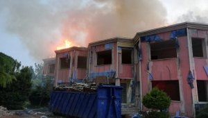 İzmir'de anaokulu çatısı alev alev yandı