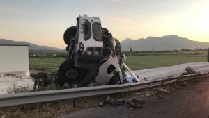 İzmir'de feci olay! Çimento yüklü tır devrildi