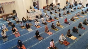 İzmir'de Covid-19 tedbirleri ile bayram namazı kılındı