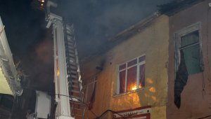 İzmir'de fırın bacasından çıkan yangında 3 bina hasar gördü