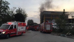İzmir'de plastik fabrikasında çıkan yangın hasara neden oldu