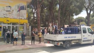 İzmir'de PTT önünde kalabalığa bariyerli önlem