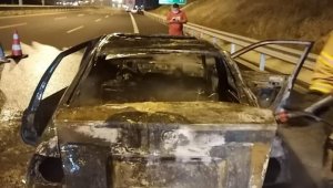 İzmir'de seyir halindeki otomobil yandı