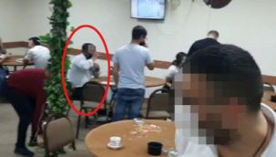 Kumar oynarken yakalandı, çay içmeye devam etti