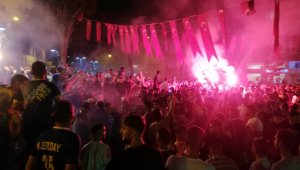 Takımları 2. Lig'e yükselen Bucalı taraftarlardan coşkulu kutlama
