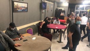 Tam kapanmada dernekte kumar partisine polis baskını