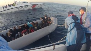 Yunanistan unsurlarınca Türk karasularına itilen 21 düzensiz göçmen kurtarıldı