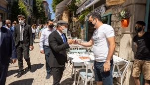 Başkan Soyer'den Çeşme esnafına moral ziyareti