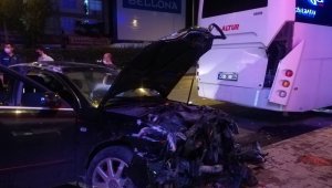 Aydınlatma direğine çarpan otomobil takla attı: 1 yaralı