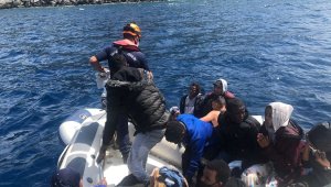 İzmir açıklarında 74 düzensiz göçmen kurtarıldı